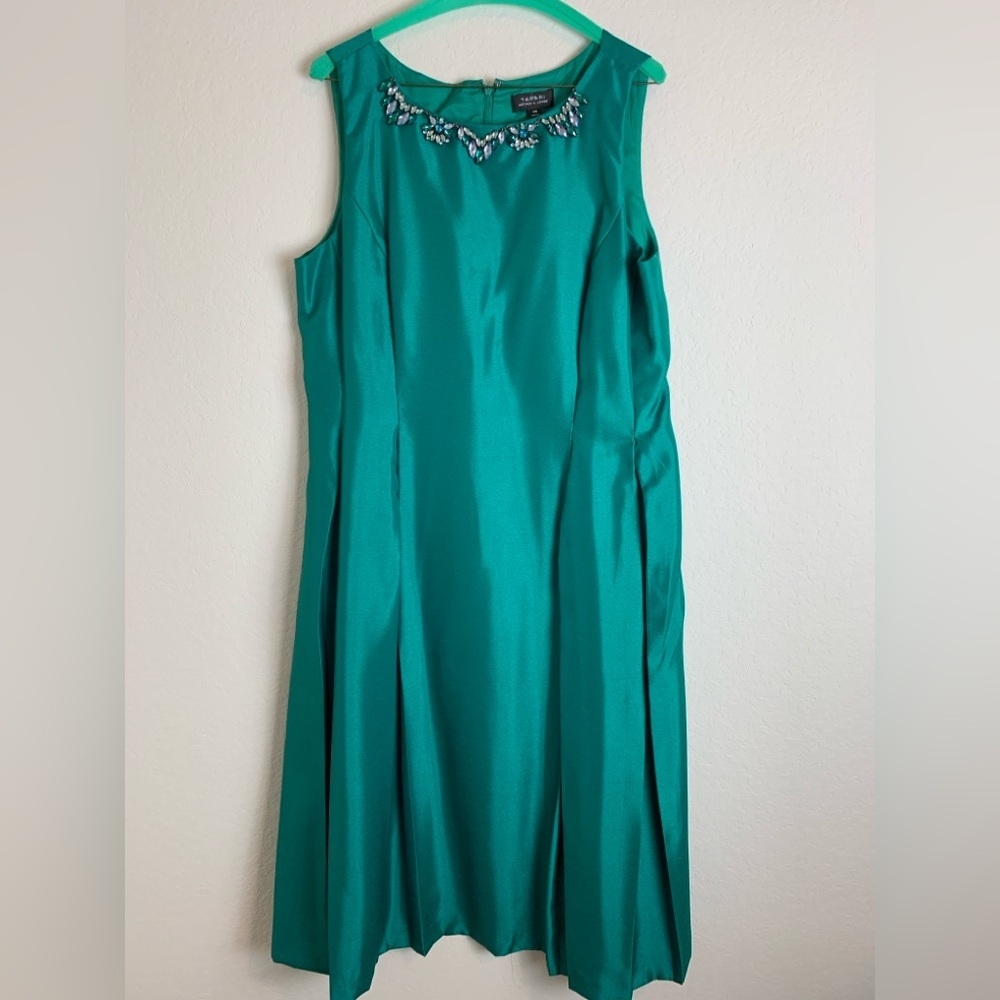 Tahari: Elegant Teal Sleeveless Rhinestone Dress – Perfect for Any Occasion